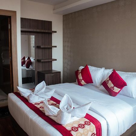 Kusum Airport Hotel Катманду Екстер'єр фото