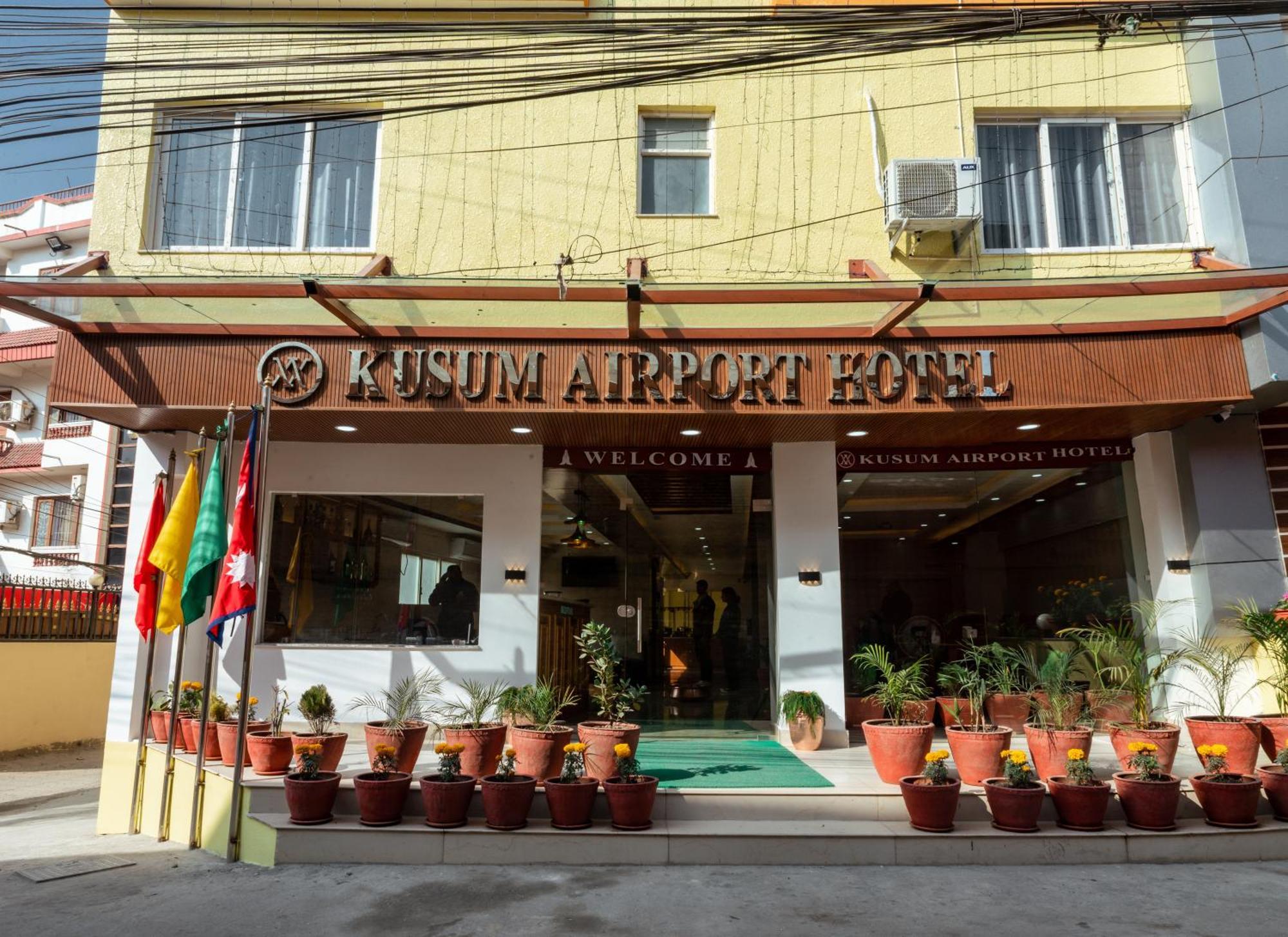 Kusum Airport Hotel Катманду Екстер'єр фото