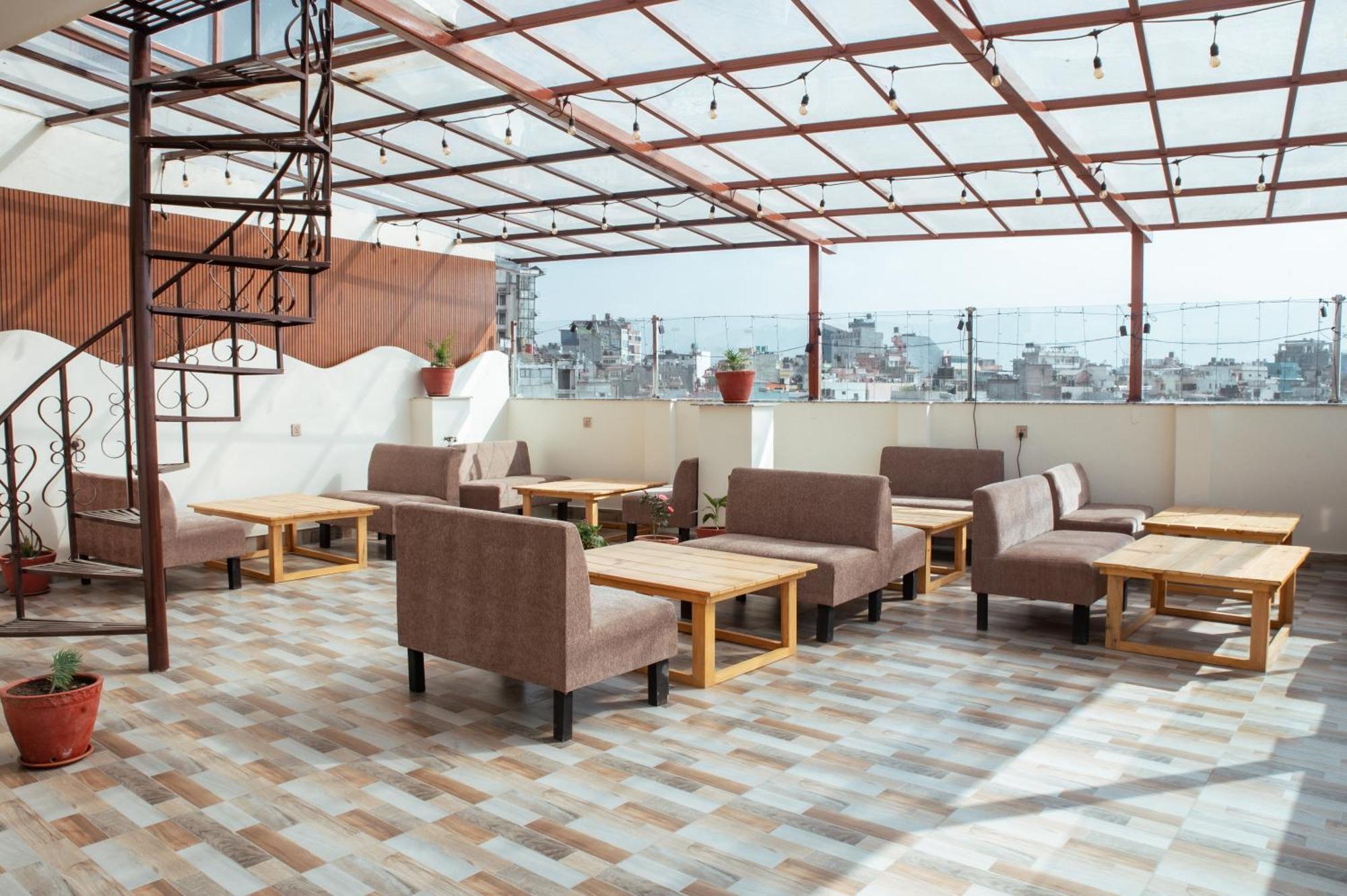 Kusum Airport Hotel Катманду Екстер'єр фото