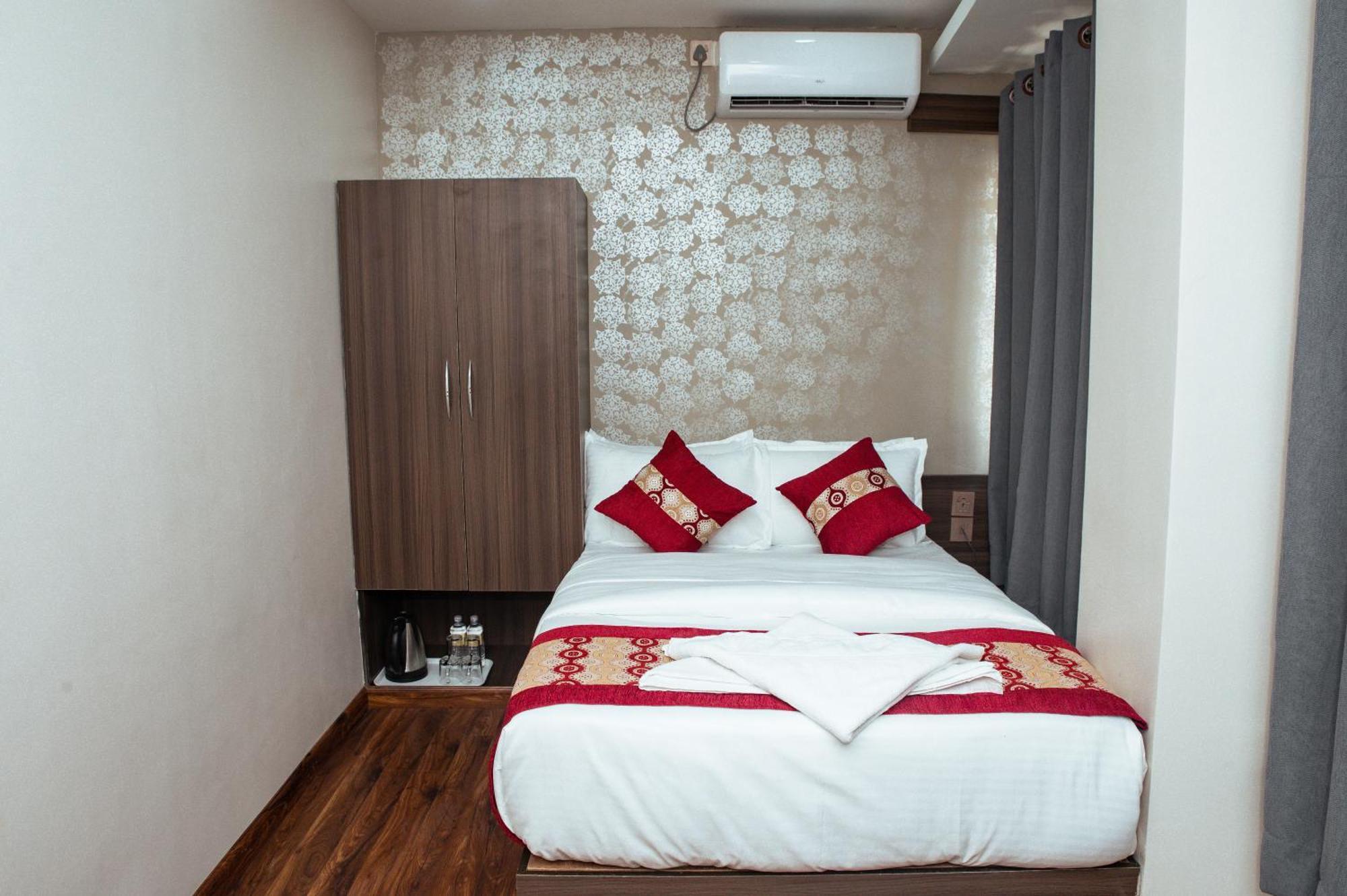 Kusum Airport Hotel Катманду Екстер'єр фото