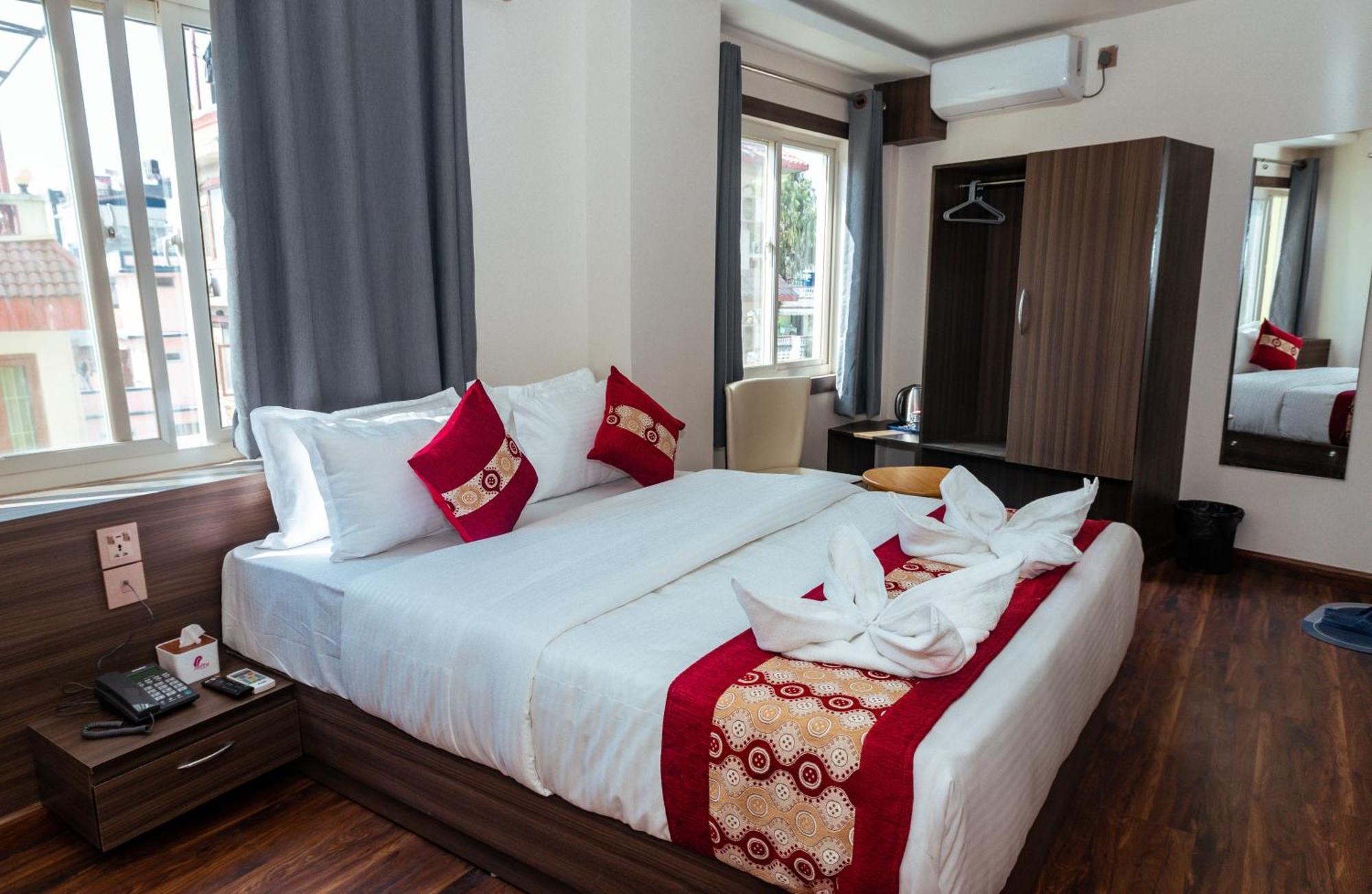 Kusum Airport Hotel Катманду Екстер'єр фото